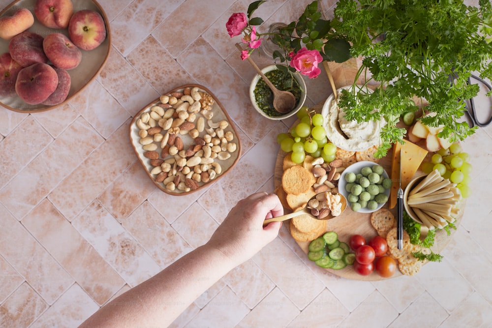 uma mesa coberta com uma travessa de frutas e legumes