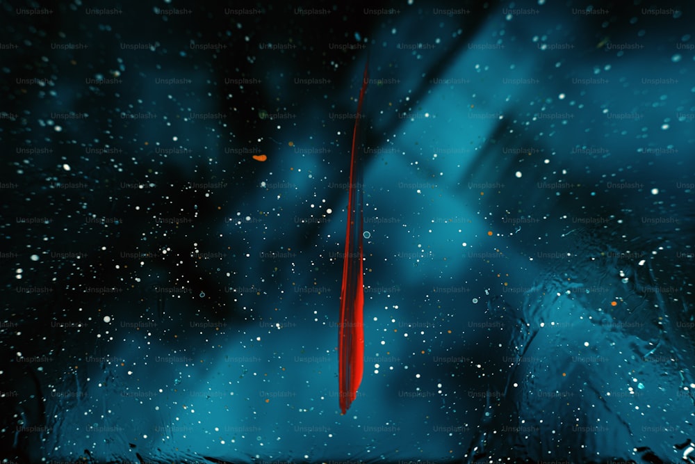 Un'immagine sfocata di un oggetto rosso nel cielo