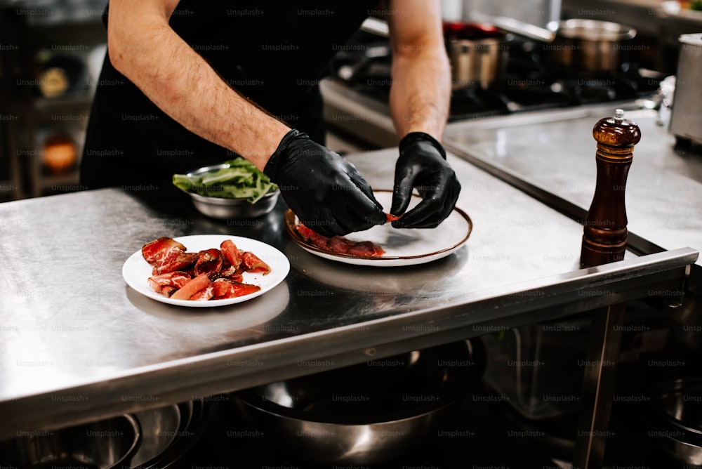 Una persona en una cocina preparando comida en un plato