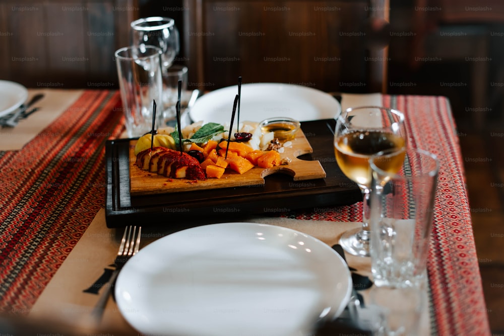 テーブルの上の食べ物のプレートとワインのグラス