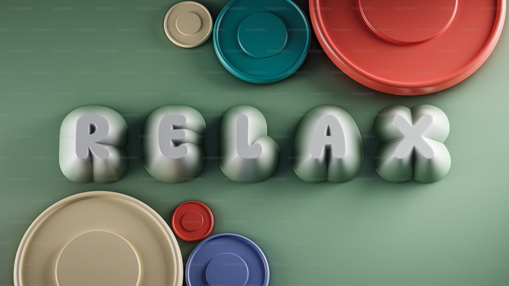 Das Wort "Relax" aus Plastikbechern und Untertassen
