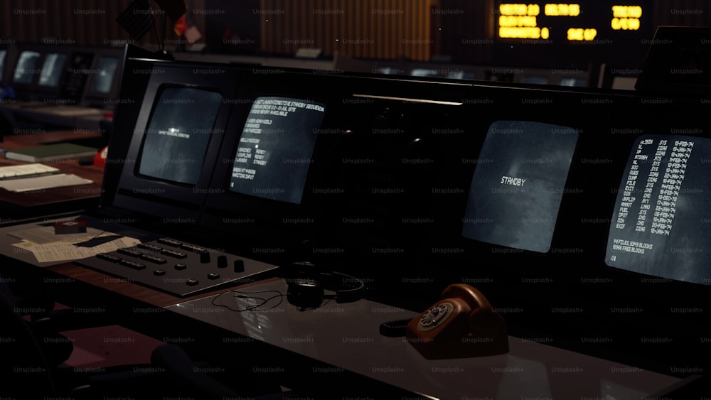 una scrivania con un monitor e una tastiera su di esso