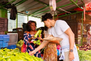 Un homme et une femme faisant leurs courses sur un marché en plein air