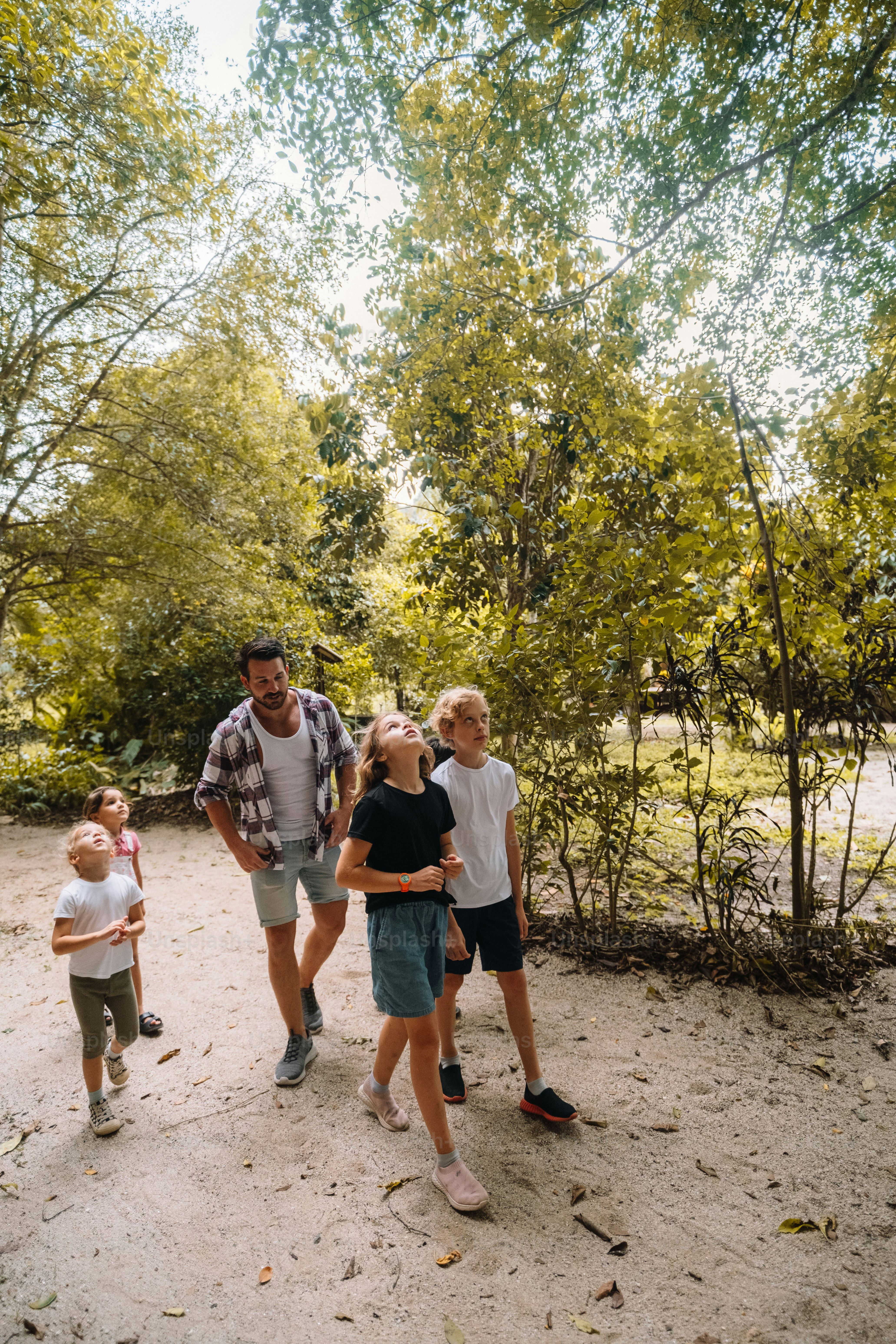 un gruppo di persone che stanno in piedi nella sporcizia