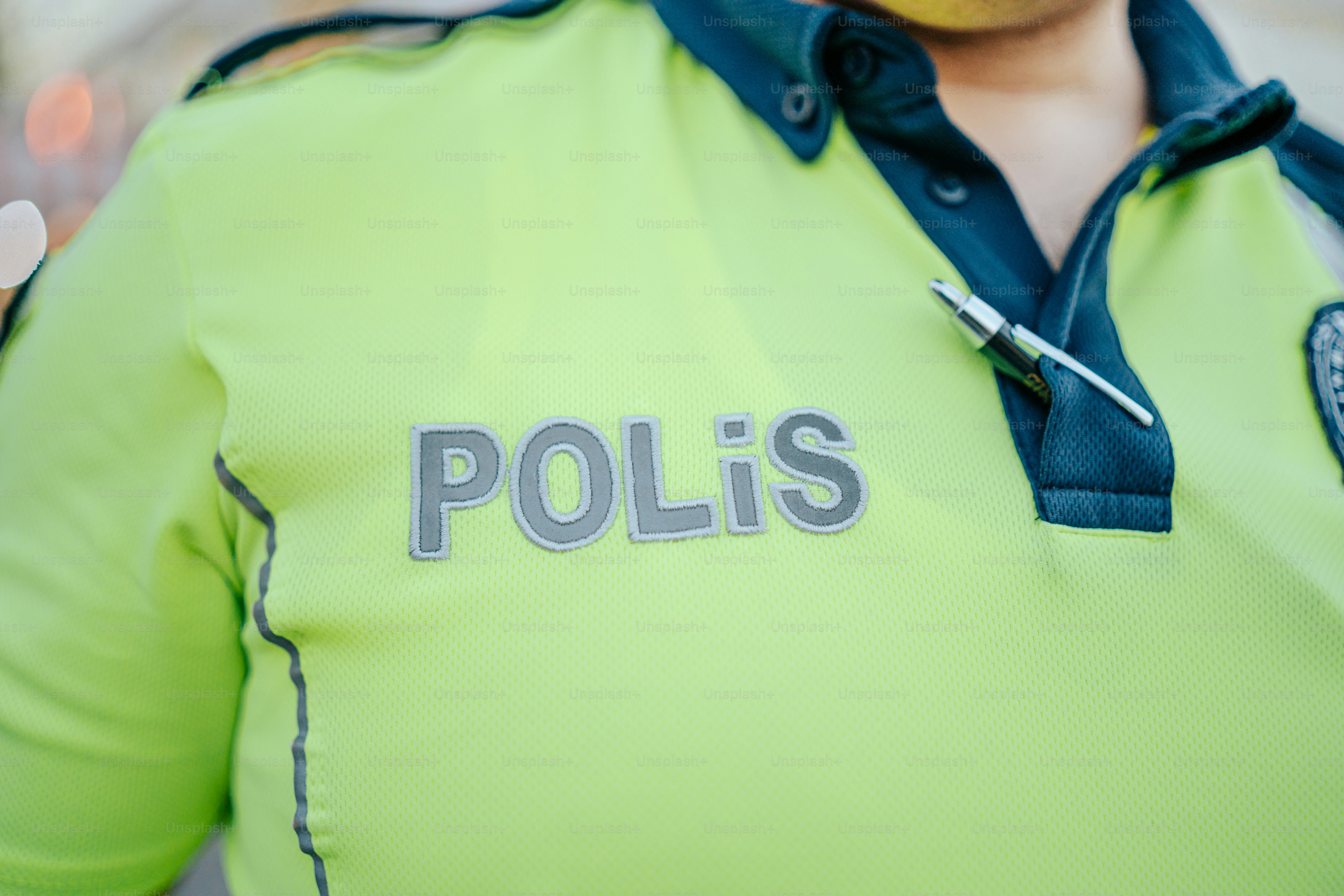 Un policier portant une chemise vert fluo