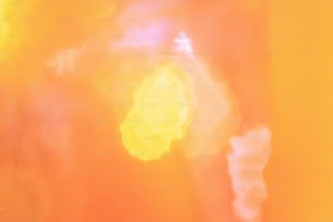 Una foto sfocata di uno sfondo giallo e arancione