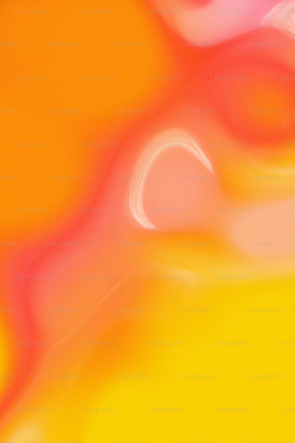 Una vista ravvicinata di un liquido giallo e rosa