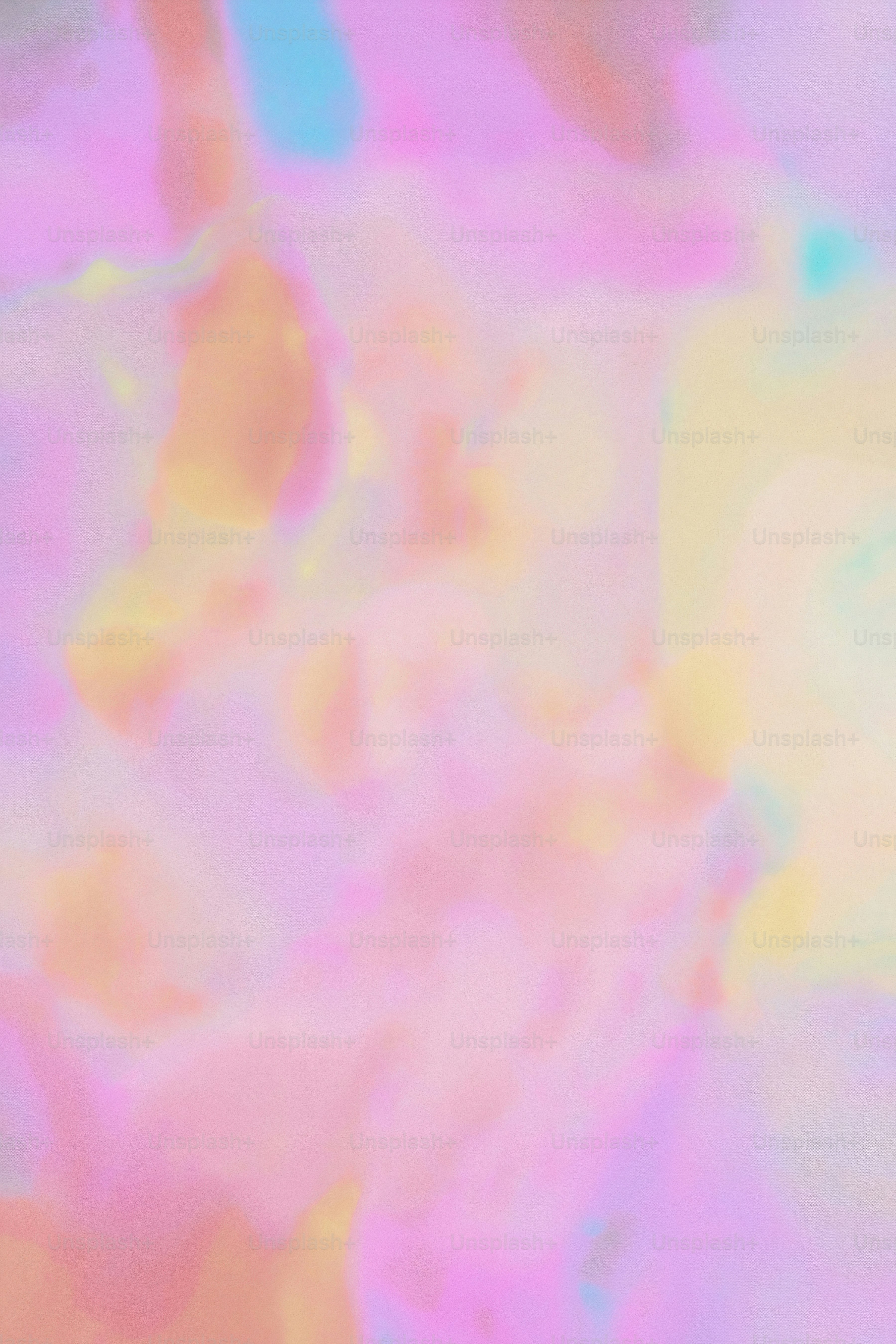 une photo floue d’un fond rose et jaune