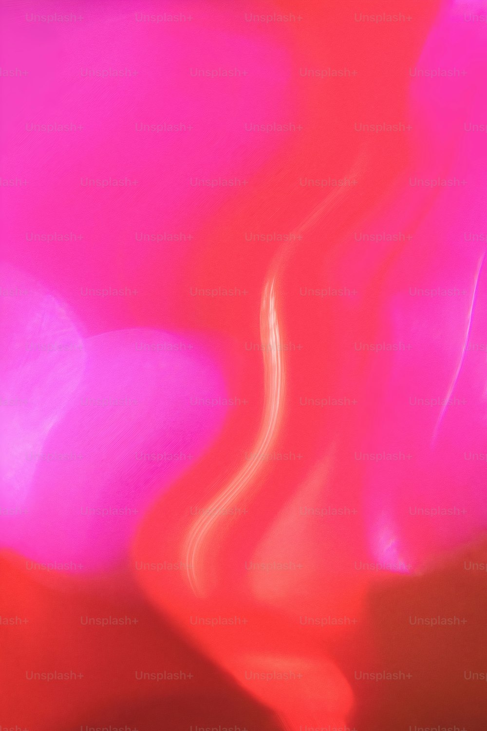 ein verschwommenes Bild mit rotem und rosafarbenem Hintergrund