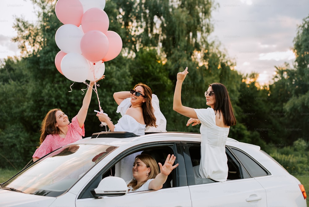 Un gruppo di donne sedute sul retro di un'auto