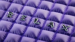 un gruppo di lettere metalliche sedute sopra un divano viola