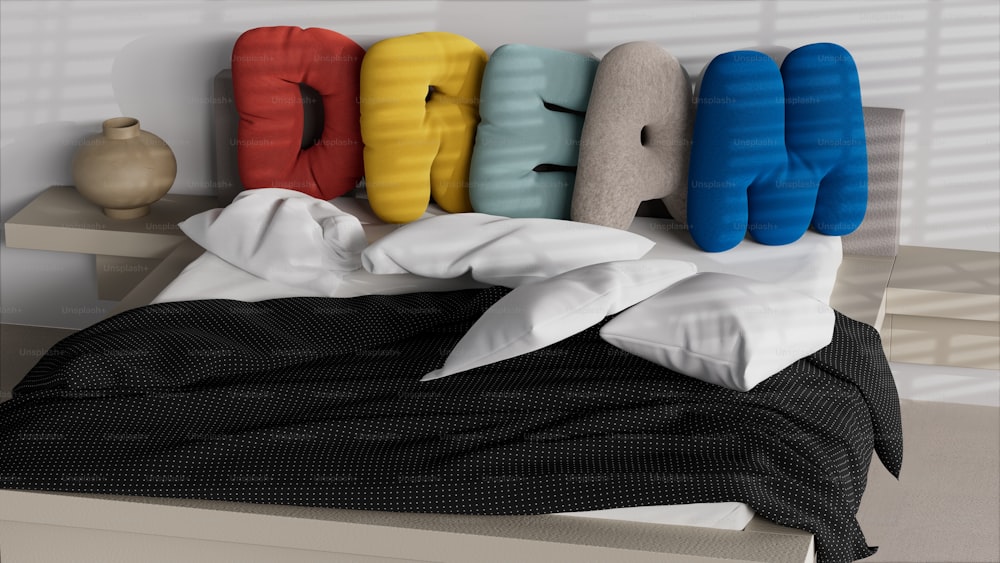 uma cama com travesseiros e travesseiros em cima dela