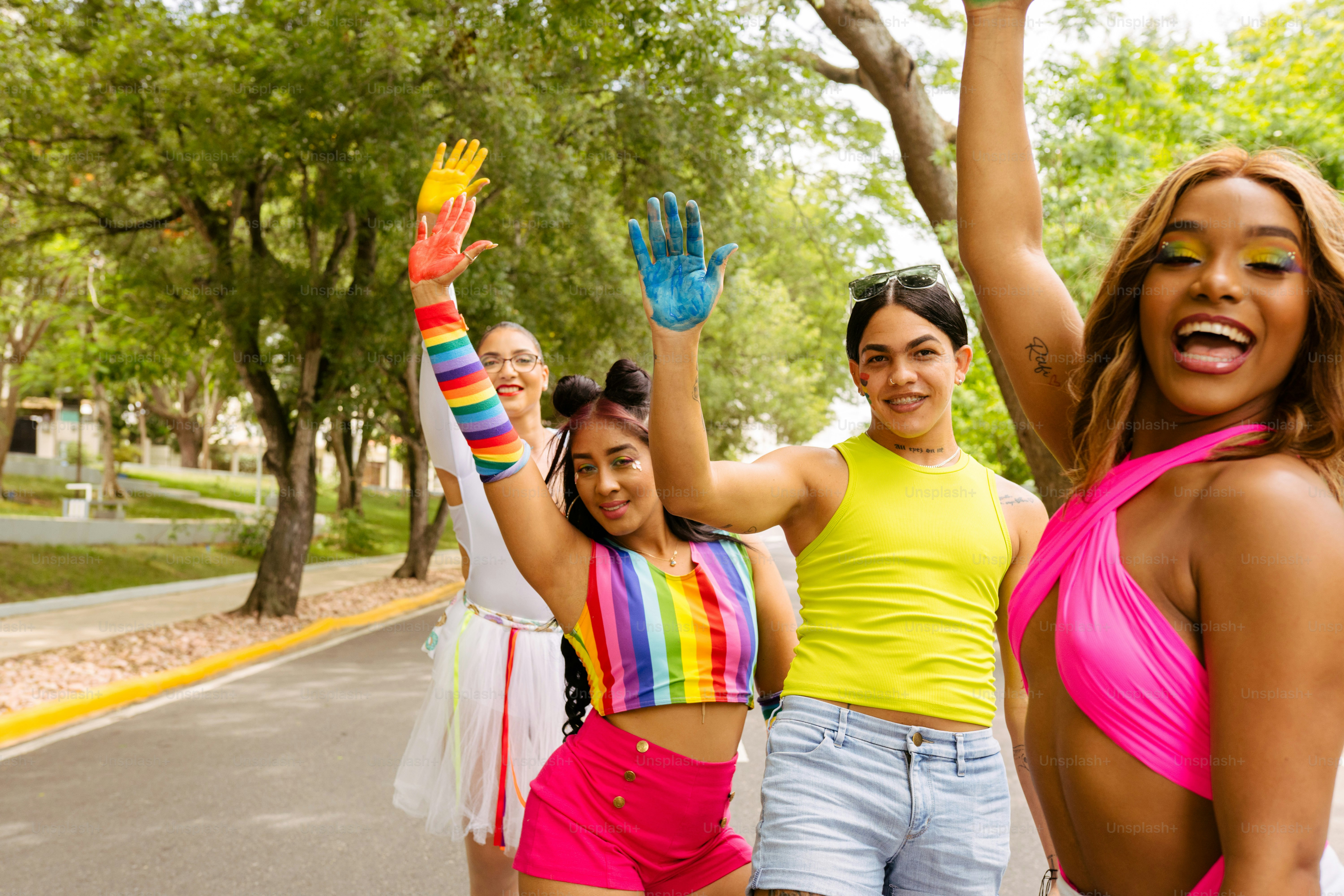 Un grupo de mujeres jóvenes de pie una al lado de la otra