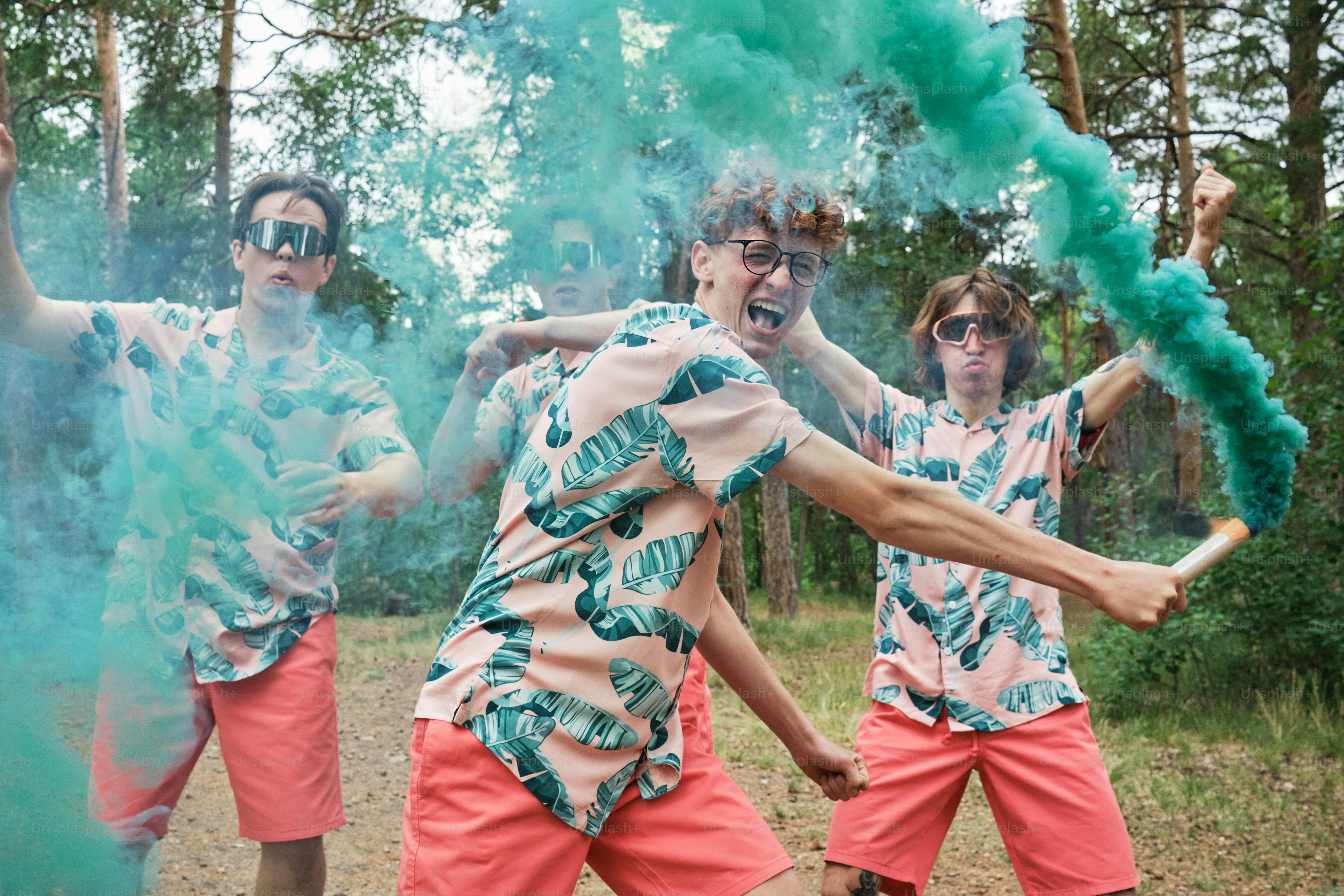 Un grupo de jóvenes parados uno al lado del otro