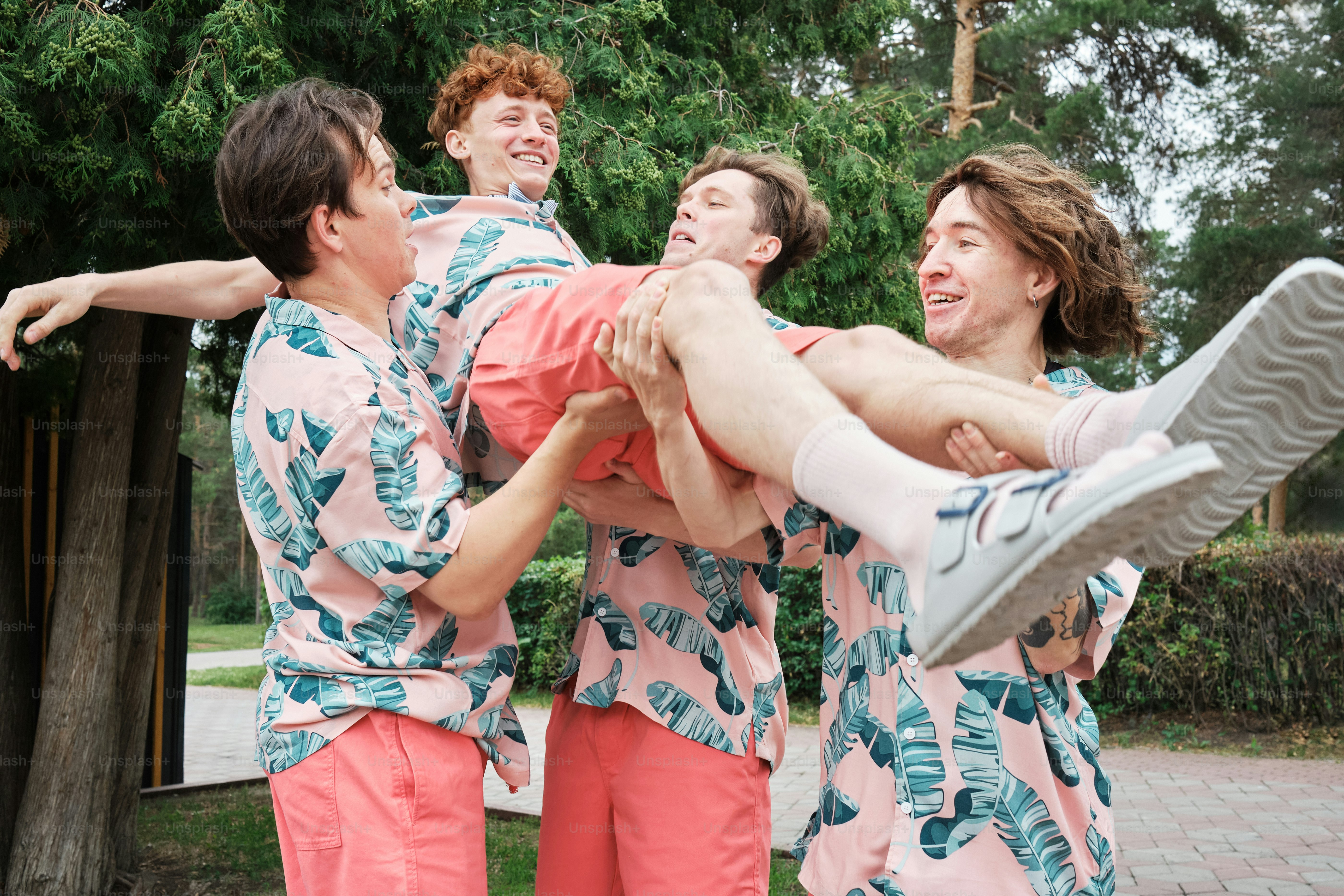 Un grupo de jóvenes parados uno al lado del otro