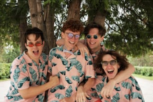 Eine Gruppe von Männern im passenden Pyjama posiert für ein Foto