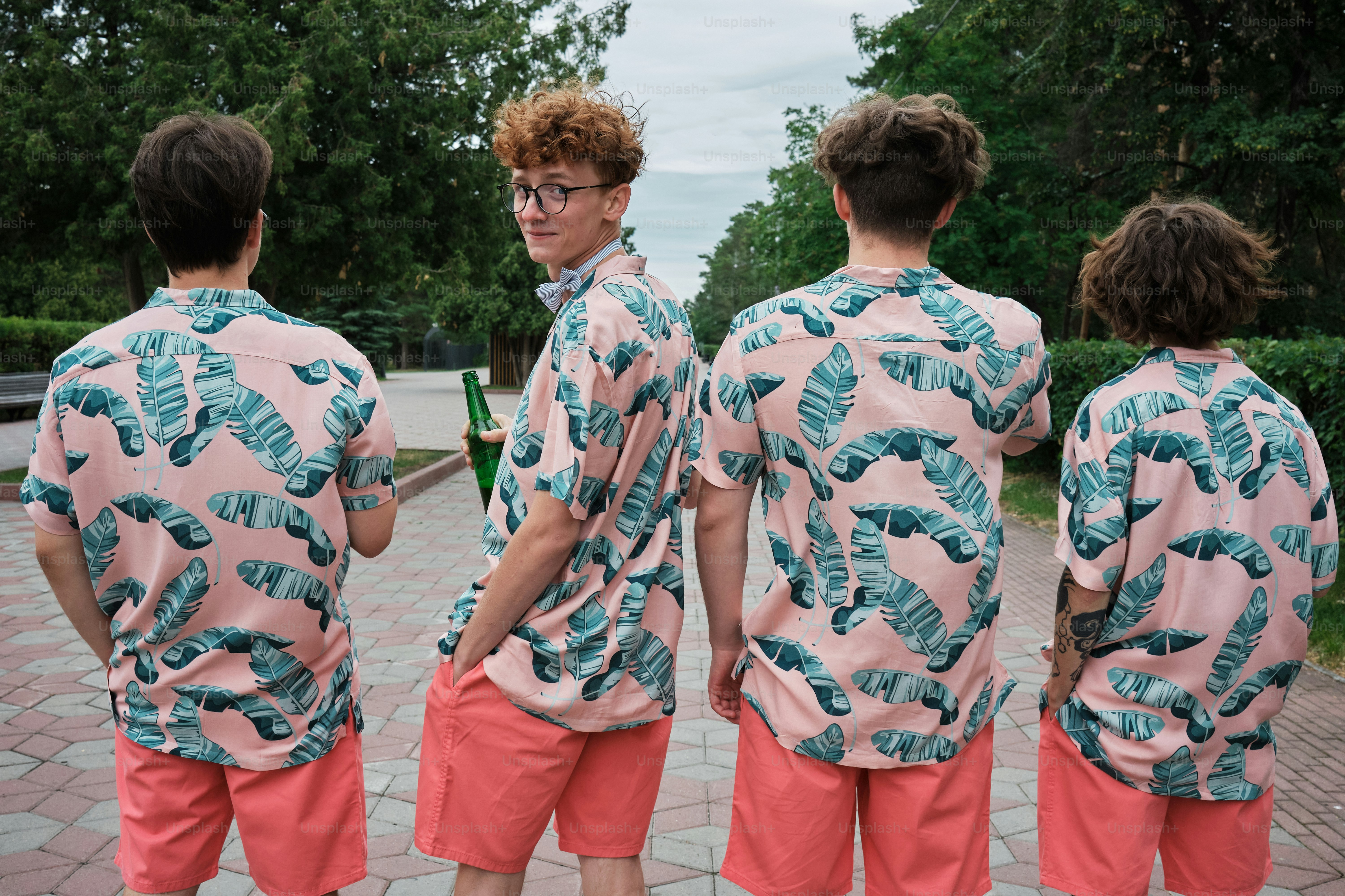 Un grupo de jóvenes parados uno al lado del otro