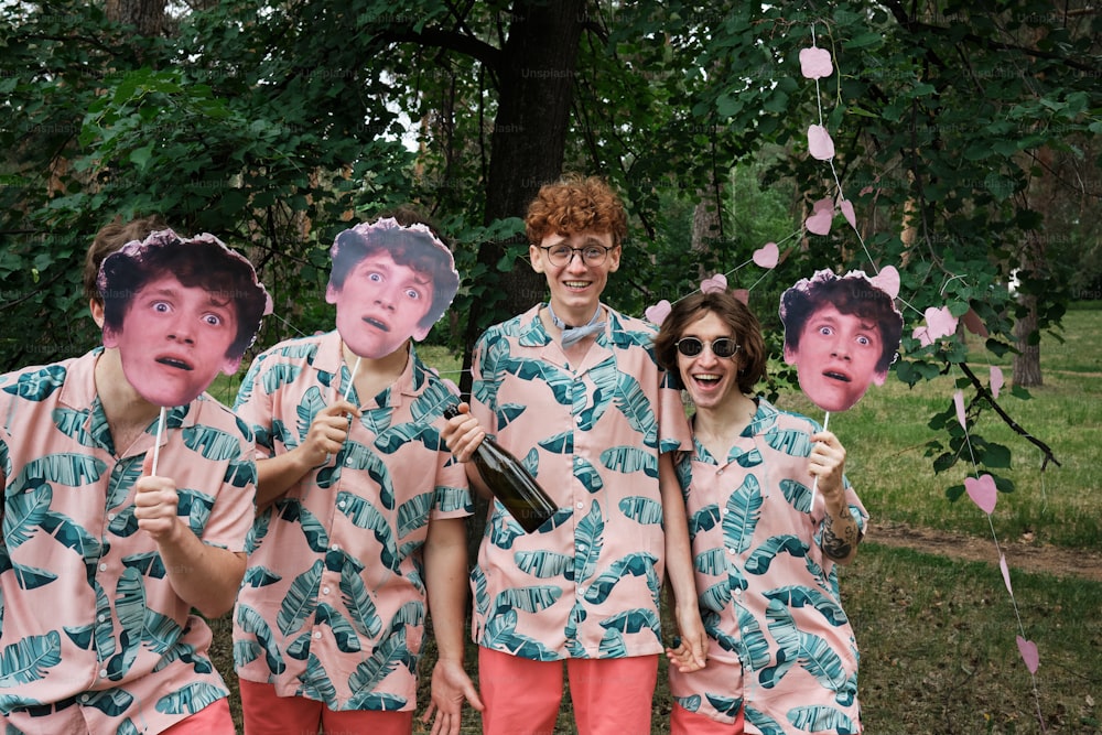 un groupe de personnes en chemises assorties tenant des photos d’elles-mêmes