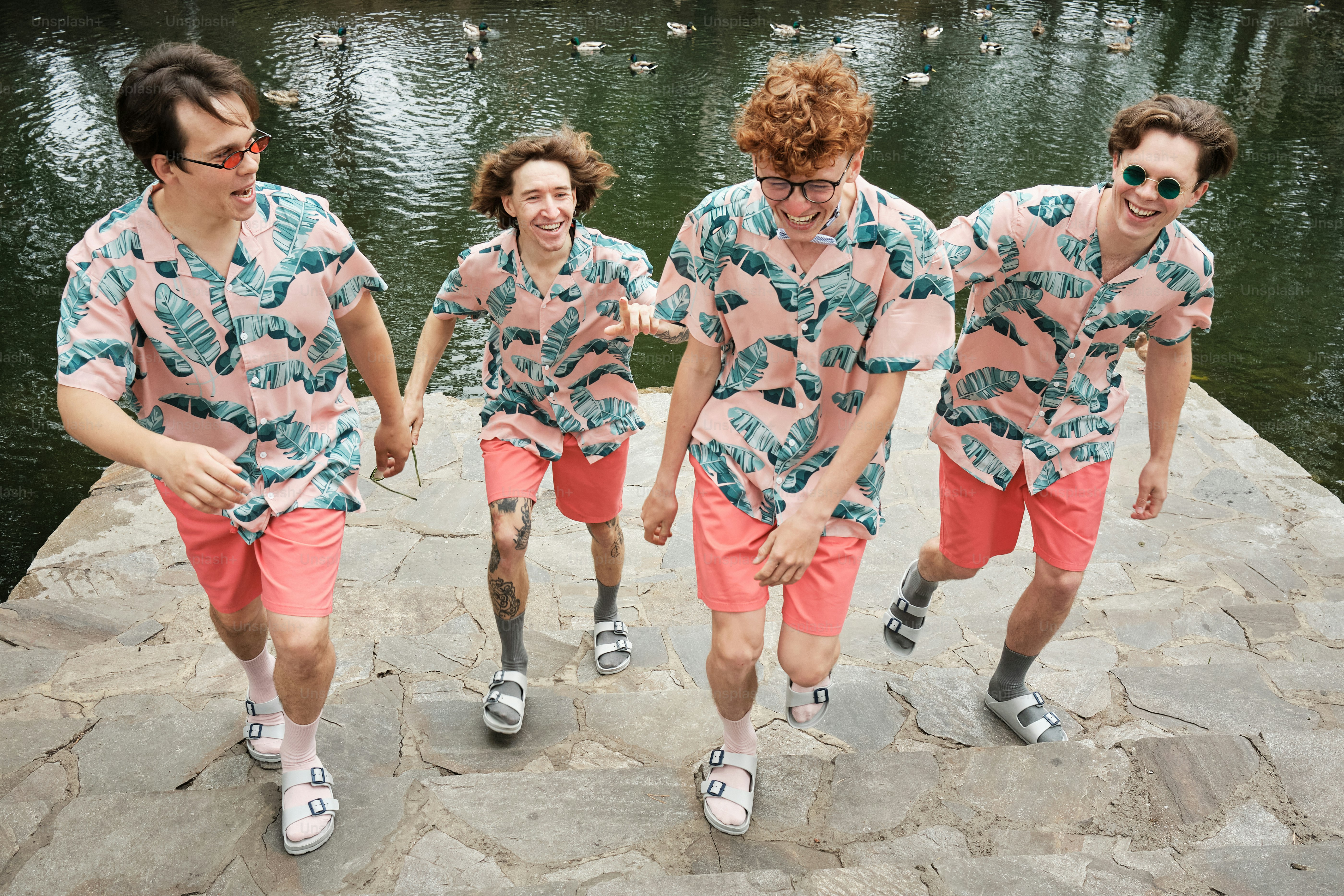 Un grupo de jóvenes caminando a lo largo de un río