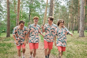 Un groupe de jeunes hommes marchant dans une forêt