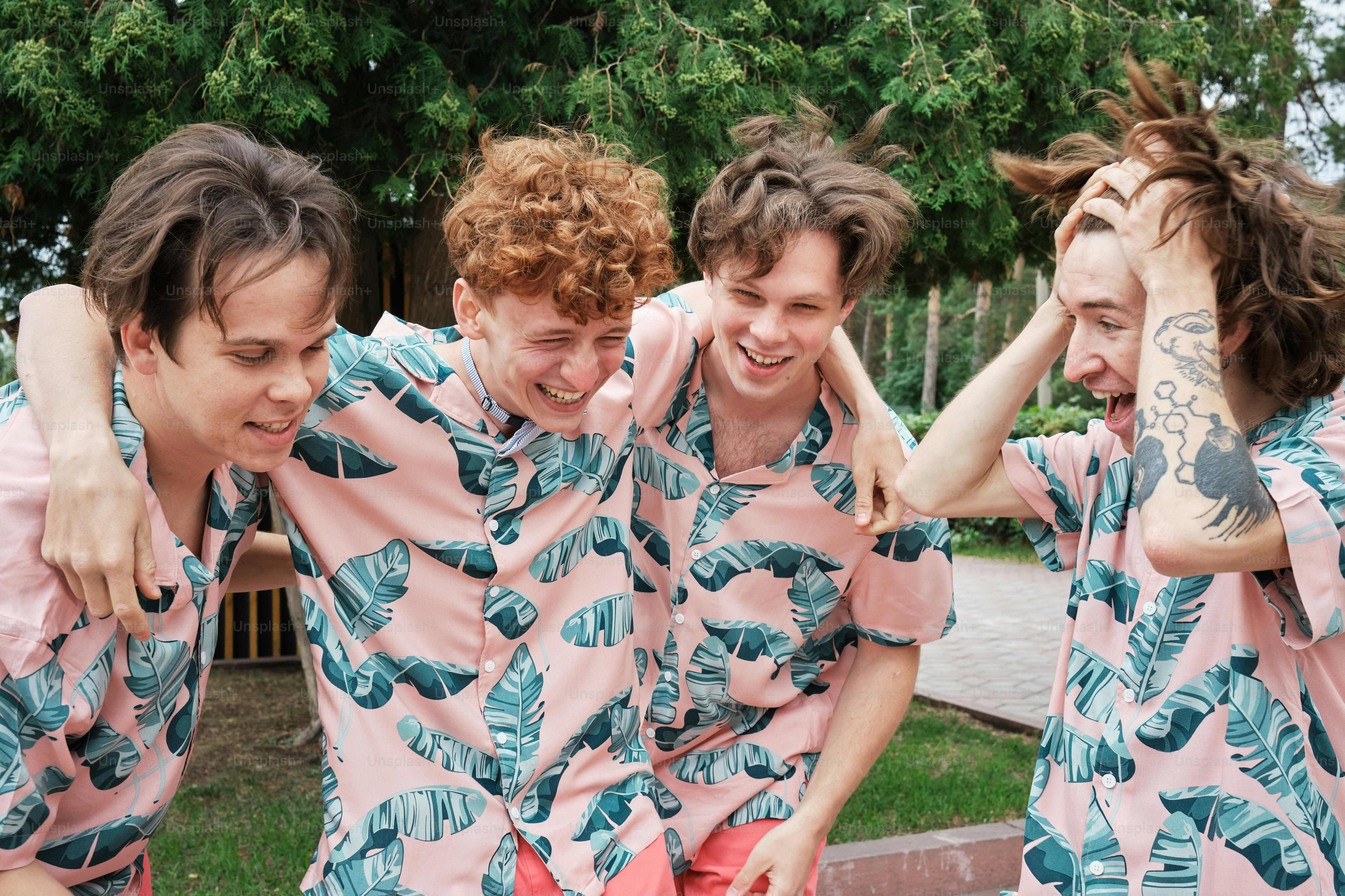 Un grupo de jóvenes parados uno al lado del otro