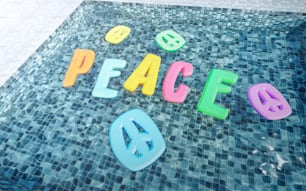 uma piscina com uma placa que diz paz nela