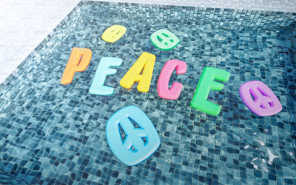 una piscina con un cartello che dice pace su di essa