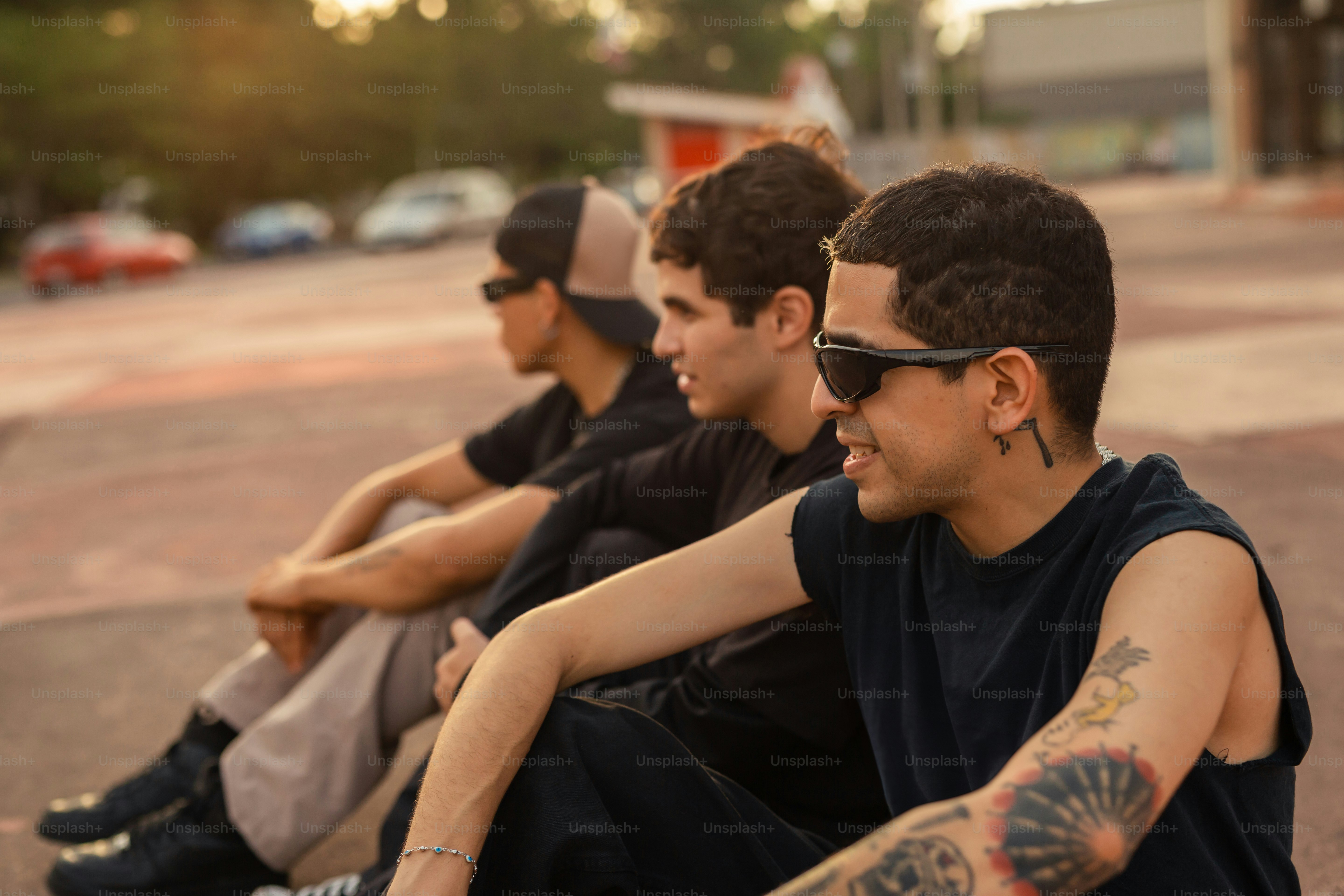 um grupo de rapazes sentados um ao lado do outro