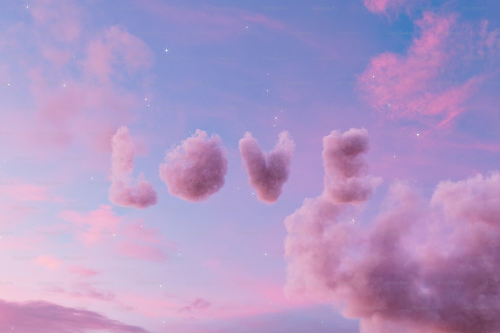 Un gruppo di nuvole a forma di parola amore