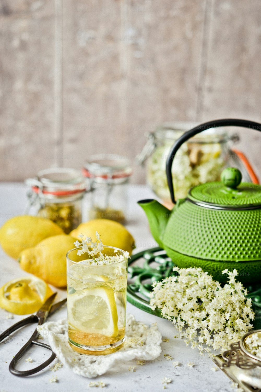 una jarra de limonada junto a un vaso de limonada