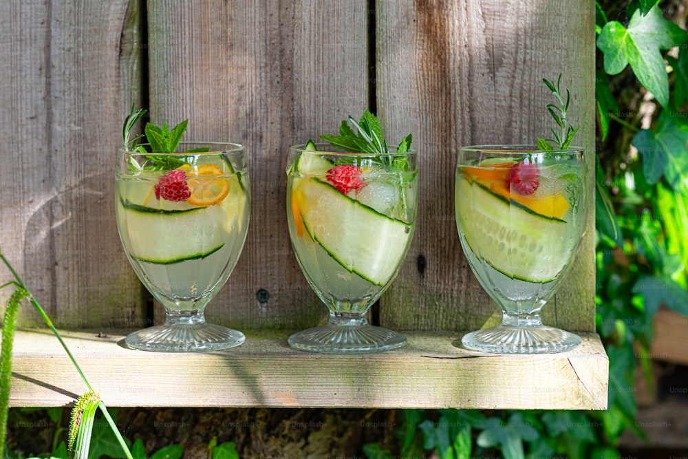 trois verres remplis de différents types de fruits