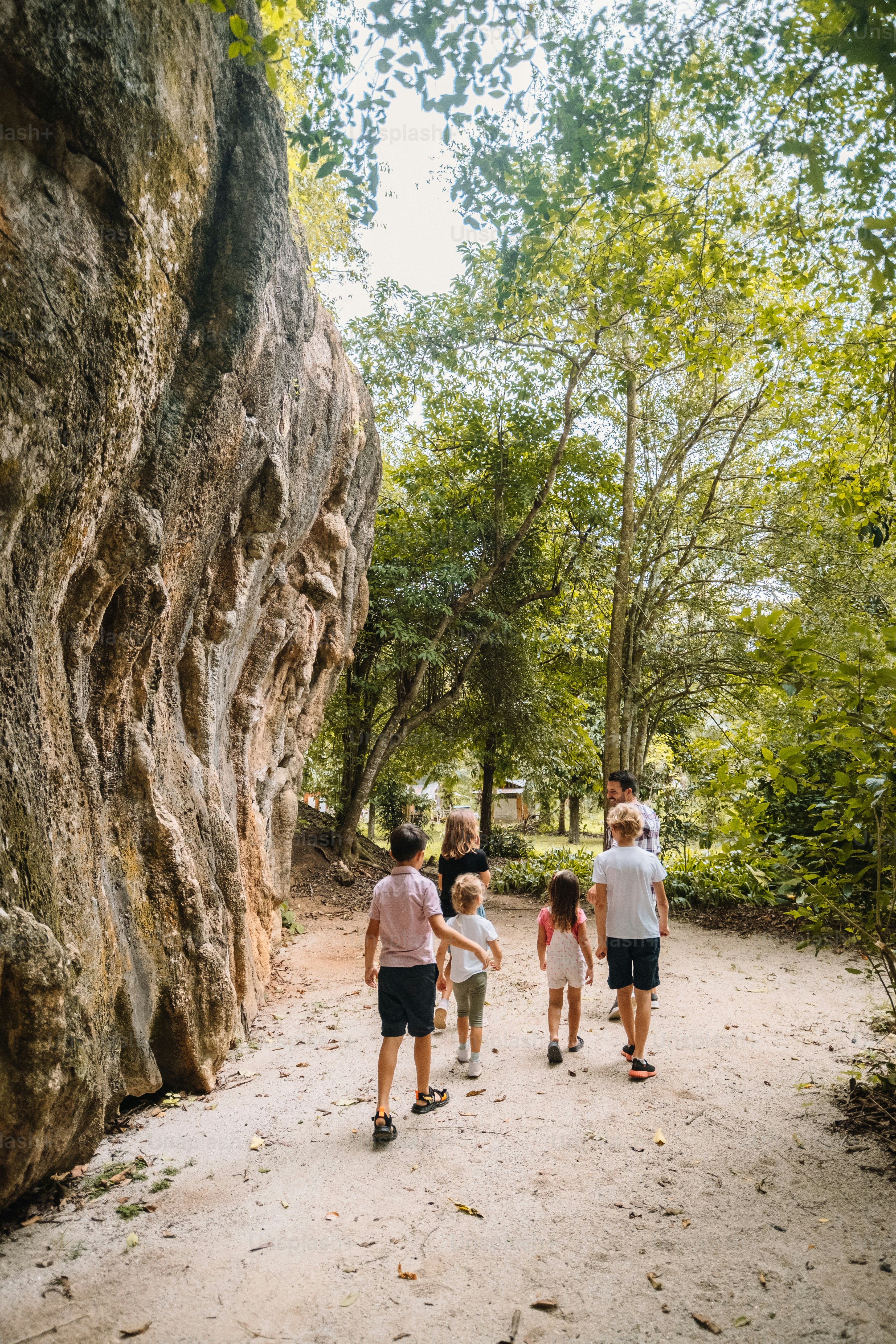eine gruppe von kindern, die einen feldweg hinuntergehen