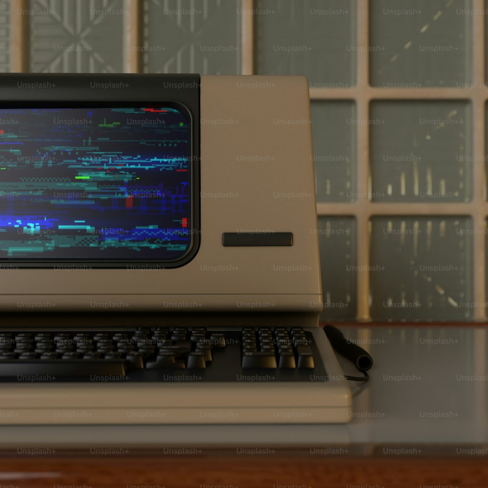 ein alter Computer, der auf einem Schreibtisch sitzt