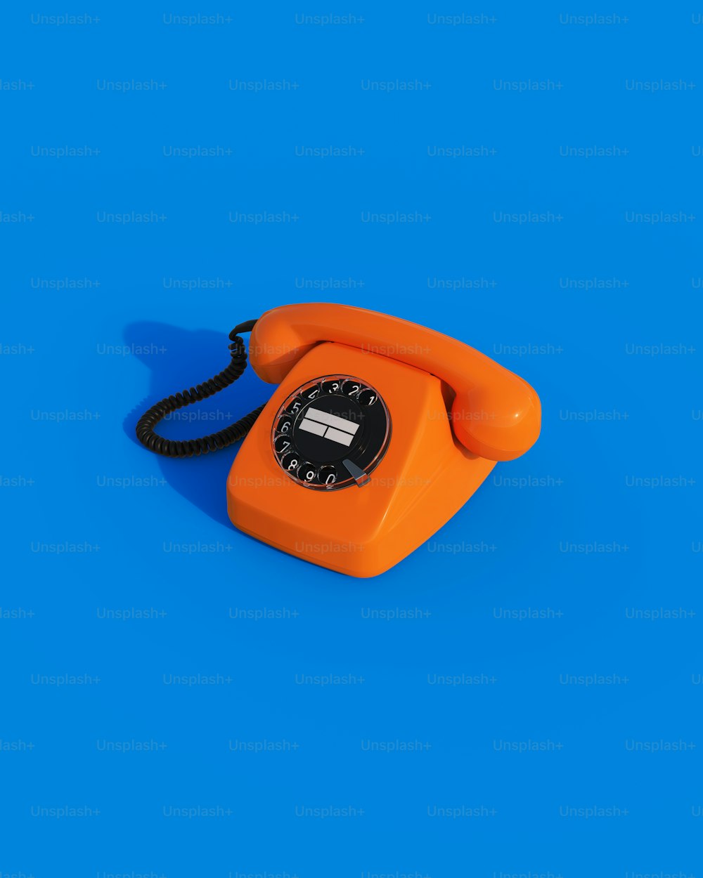 um telefone laranja em um fundo azul