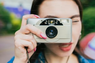 Una donna che scatta una foto con una macchina fotografica