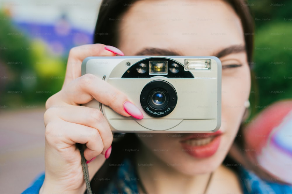Une femme prenant une photo avec un appareil photo
