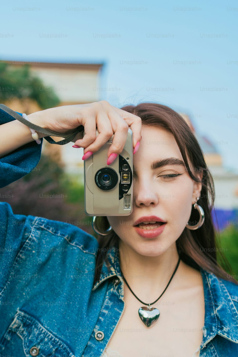 uma mulher tirando uma foto com uma câmera