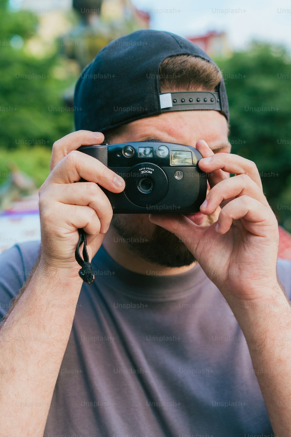 Un hombre sosteniendo una cámara en su cara