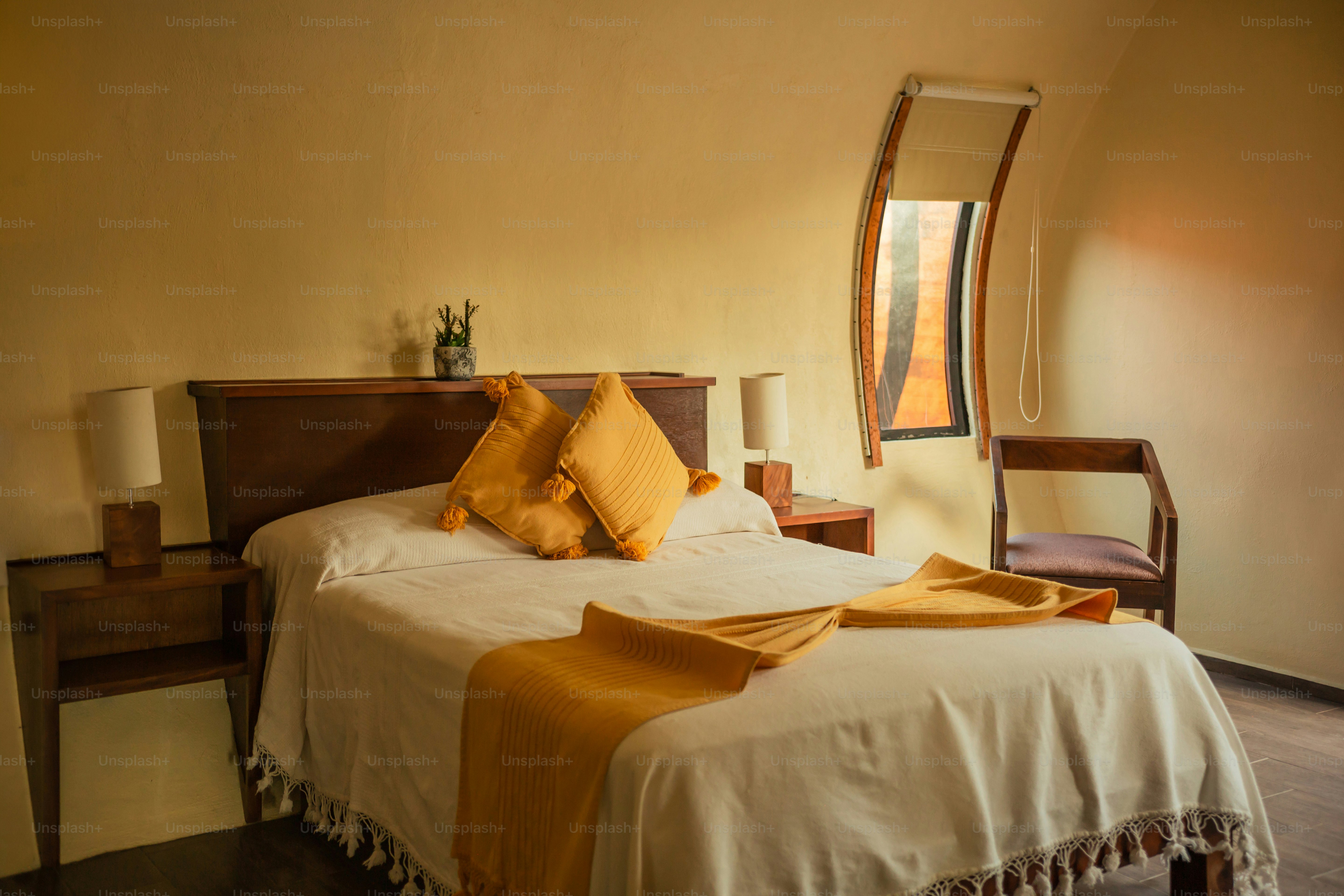 Un dormitorio con una cama y una silla en él foto – Imagen de Interior ...