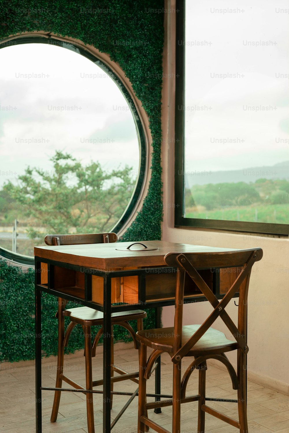 un tavolo e due sedie davanti a una finestra