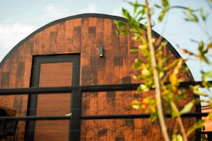 um edifício de madeira com uma porta e uma janela