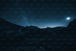 Un ciel nocturne avec des étoiles et une lune brillante