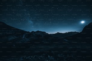 Un cielo nocturno con estrellas y una luna brillante