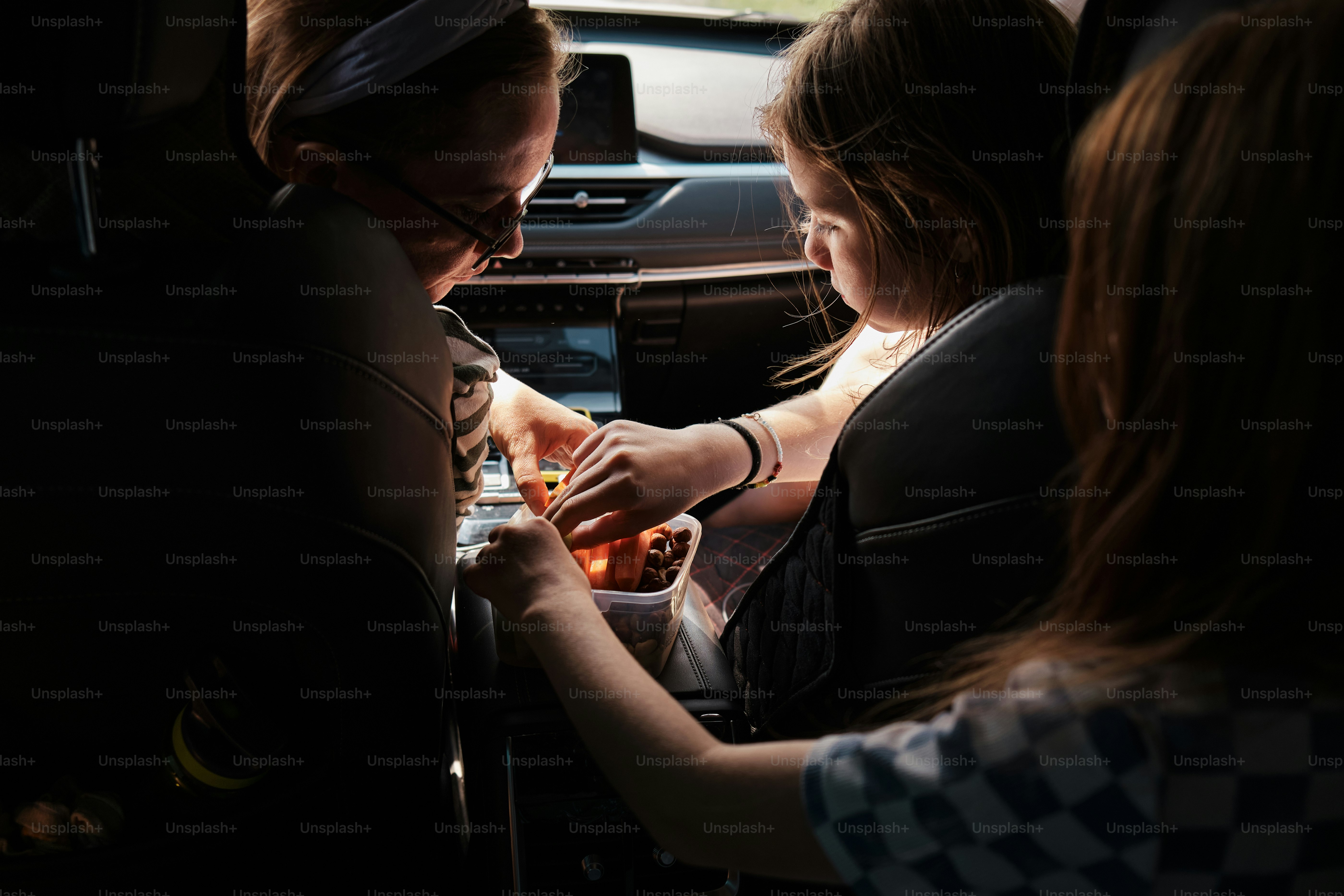 un couple de femmes assises dans une voiture l’une à côté de l’autre