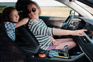 車に座っている女性と少女