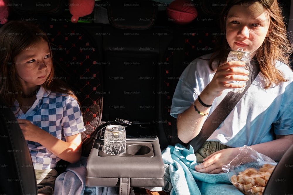 uma mulher e uma menina sentada em um carro