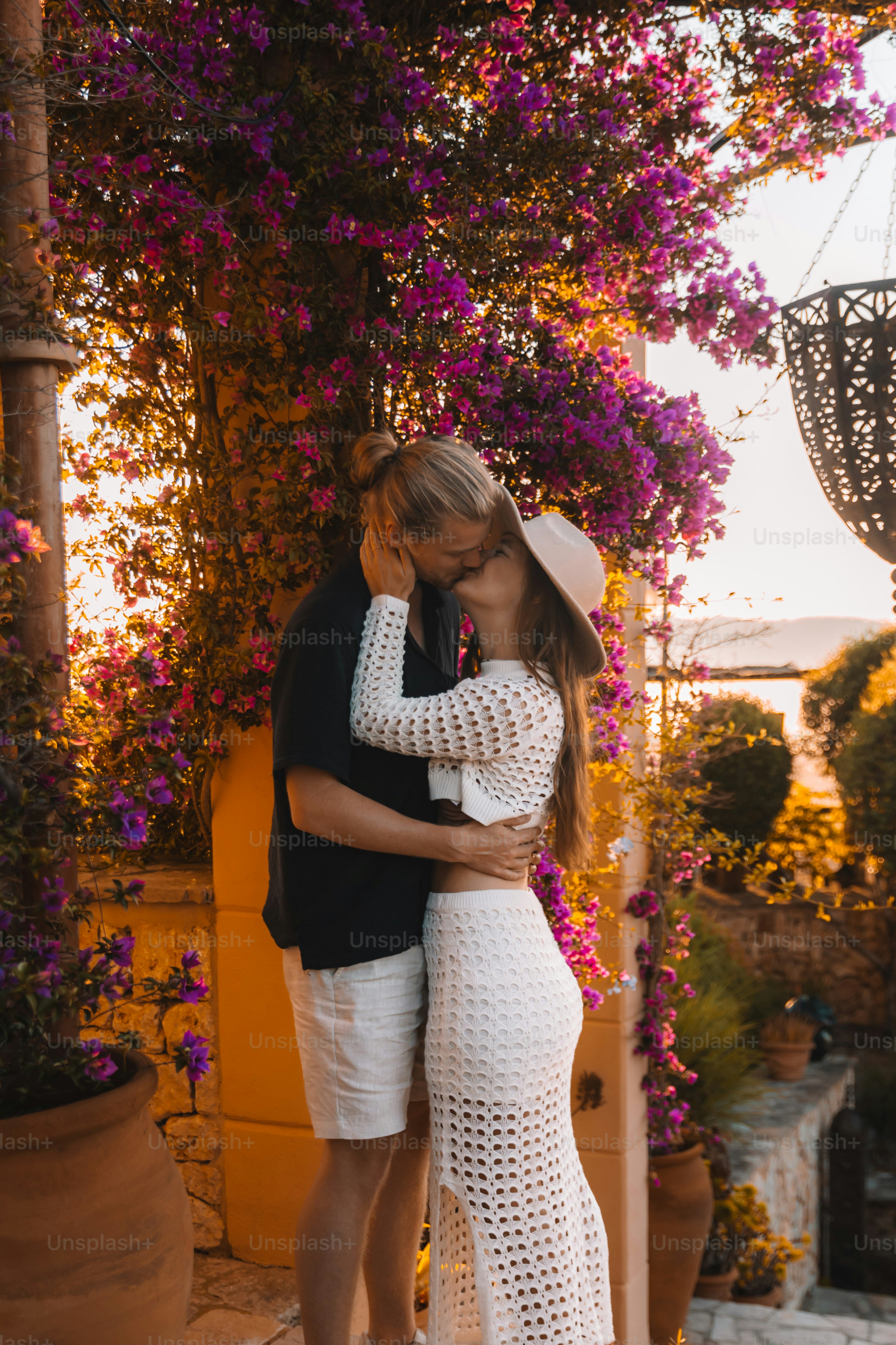 ein mann und eine frau, die nebeneinander stehen