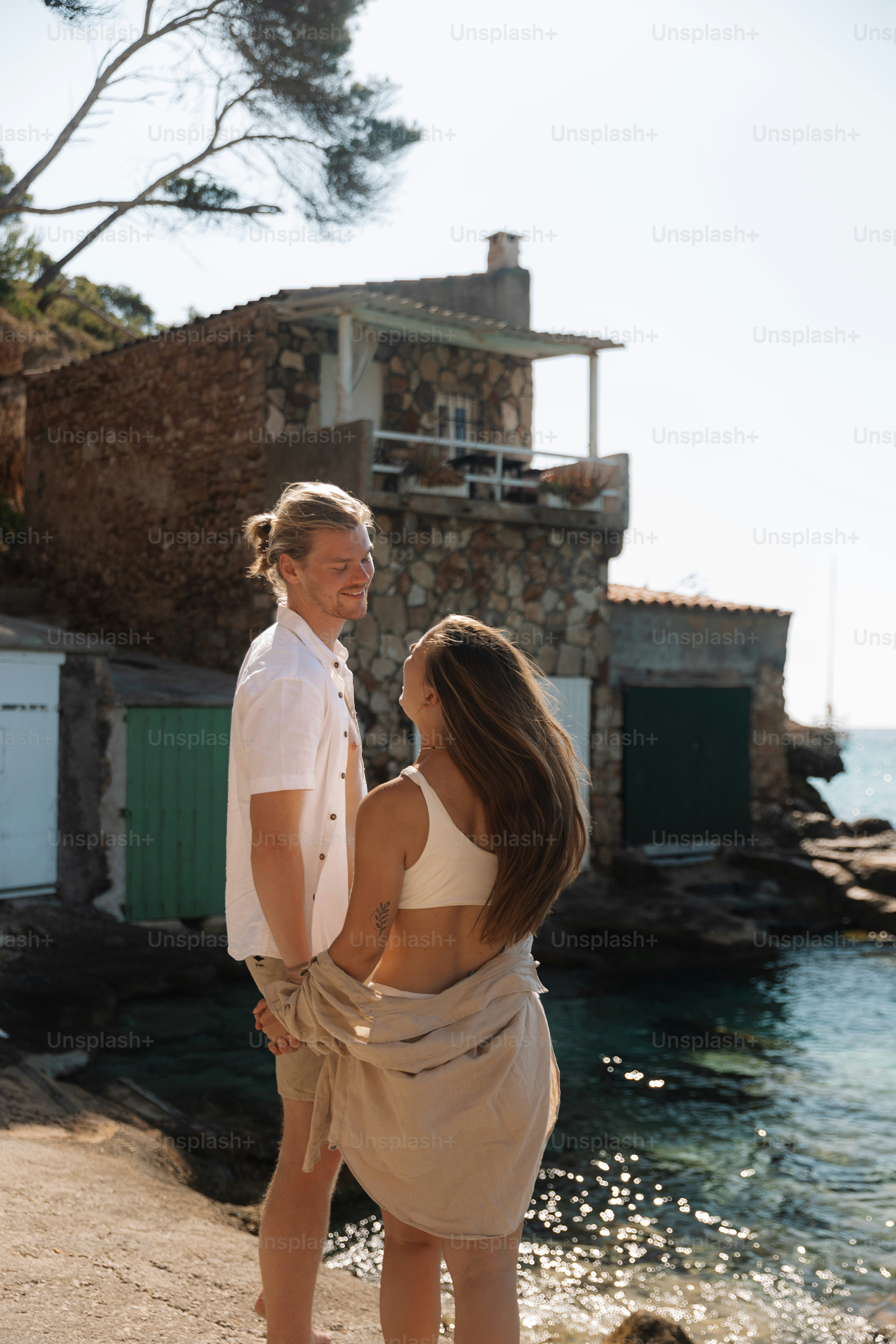 Un uomo e una donna in piedi l'uno accanto all'altro su una spiaggia