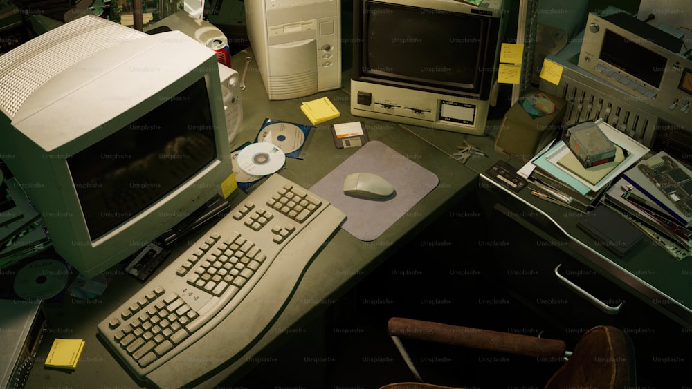 uma mesa com computador, teclado e mouse