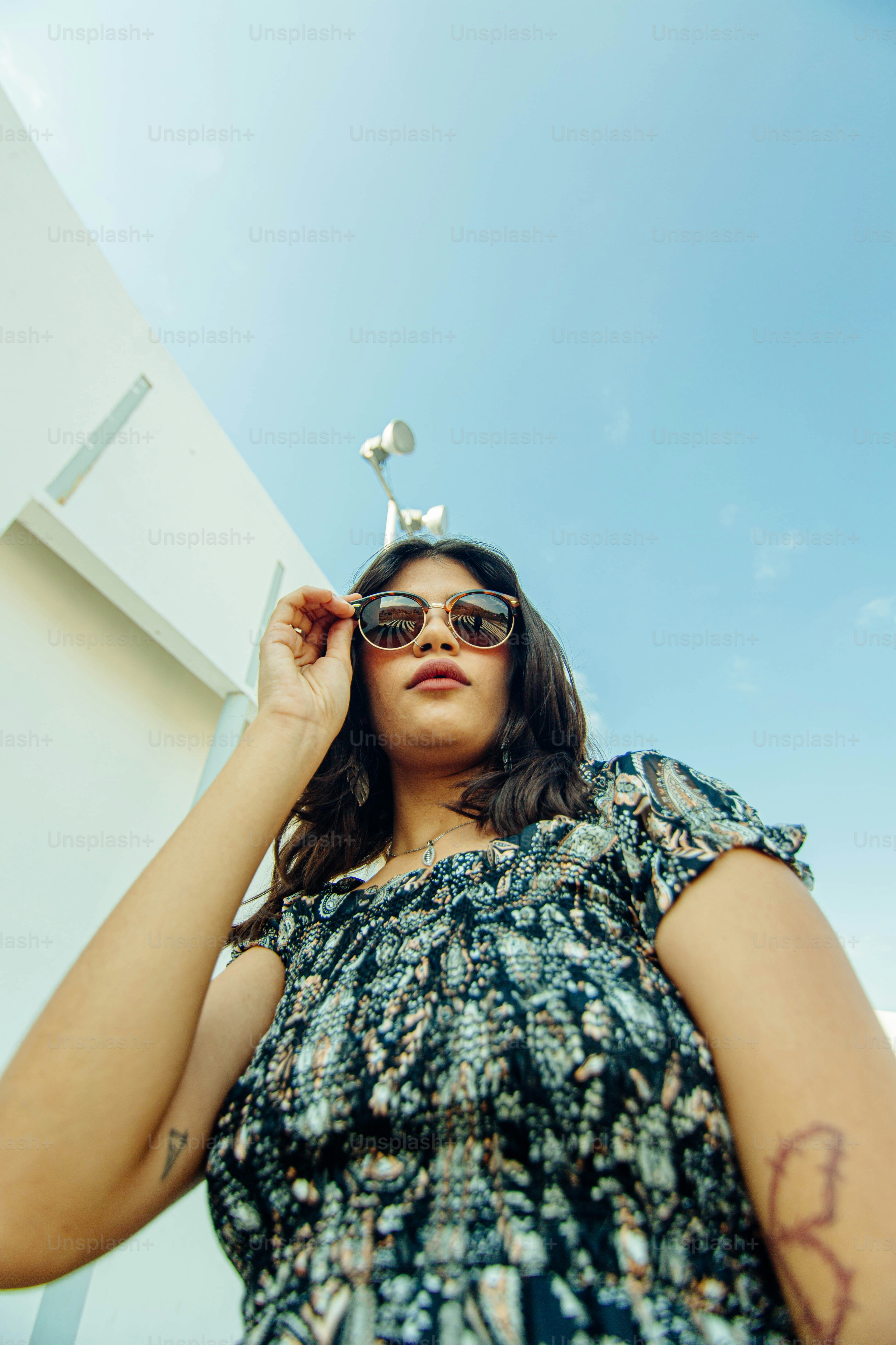Una mujer con sombrero negro y gafas de sol foto – Imagen de Retrato en ...